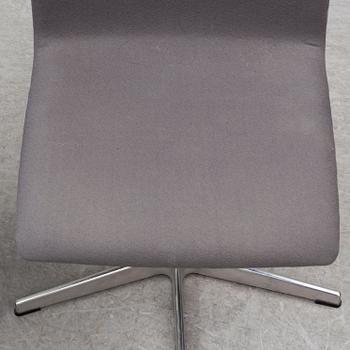 ARNE JACOBSEN, a pair of 'Oxford' chairs, Fritz Hansen, Denmark, 2005.