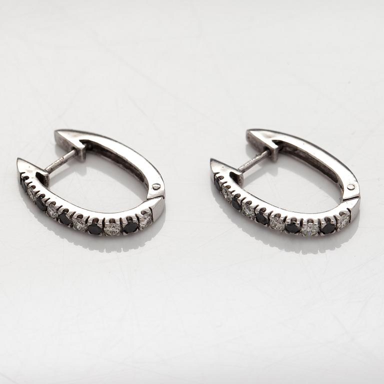 Örhängen, briljantslipade svarta och färglösa diamanter, 14K vitguld.