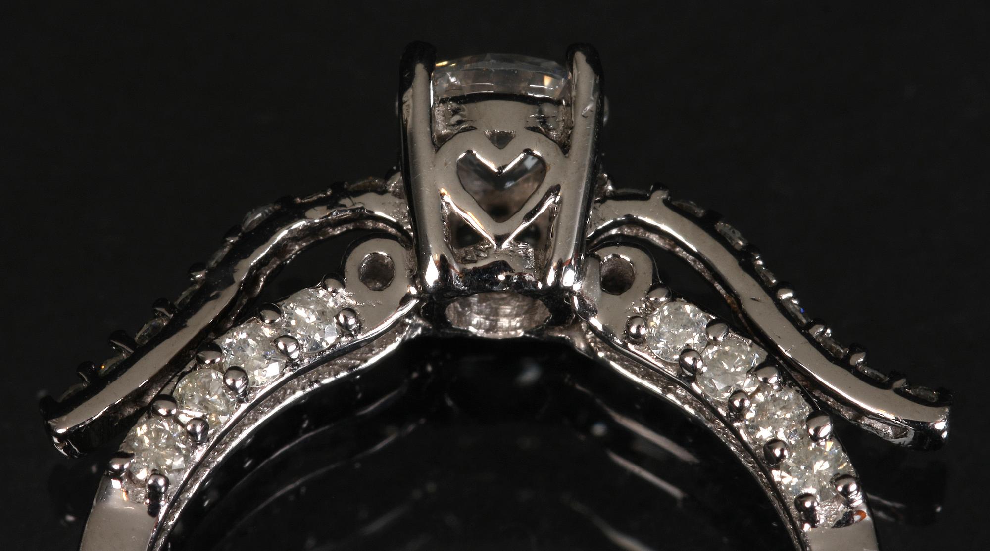 RING, 14 K vitguld samt briljanter.
