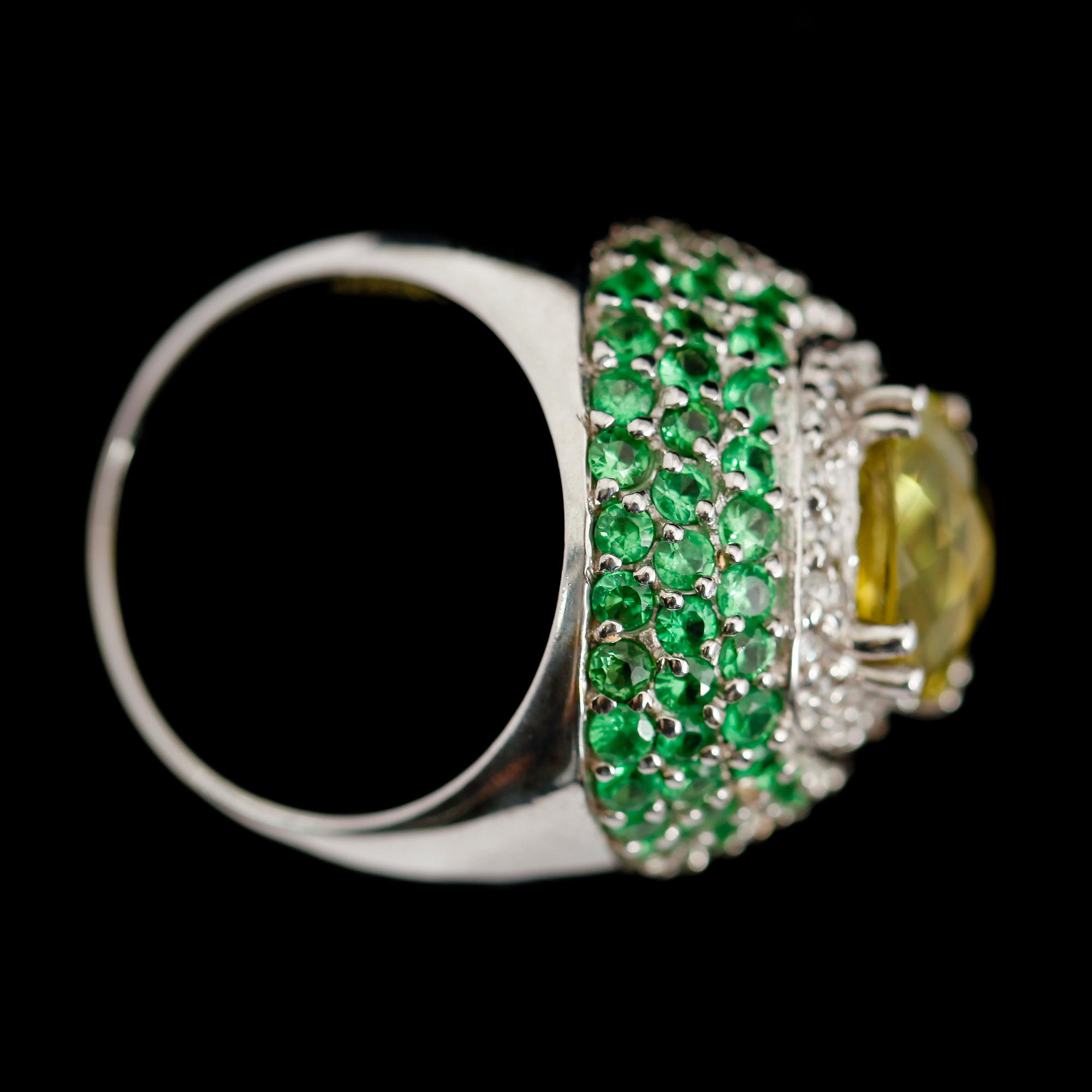 RING, 14 k vitguld, gröngul topas ca 3.0 ct, gröna tsavoriter ca 4.0 ct, diamanter ca 0,23 ct.