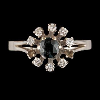 RING, 18k vitguld med fasettslipad blå safir samt 8 briljantslipade diamanter, 1900-talets tredje kvartal. Vikt 4 g.
