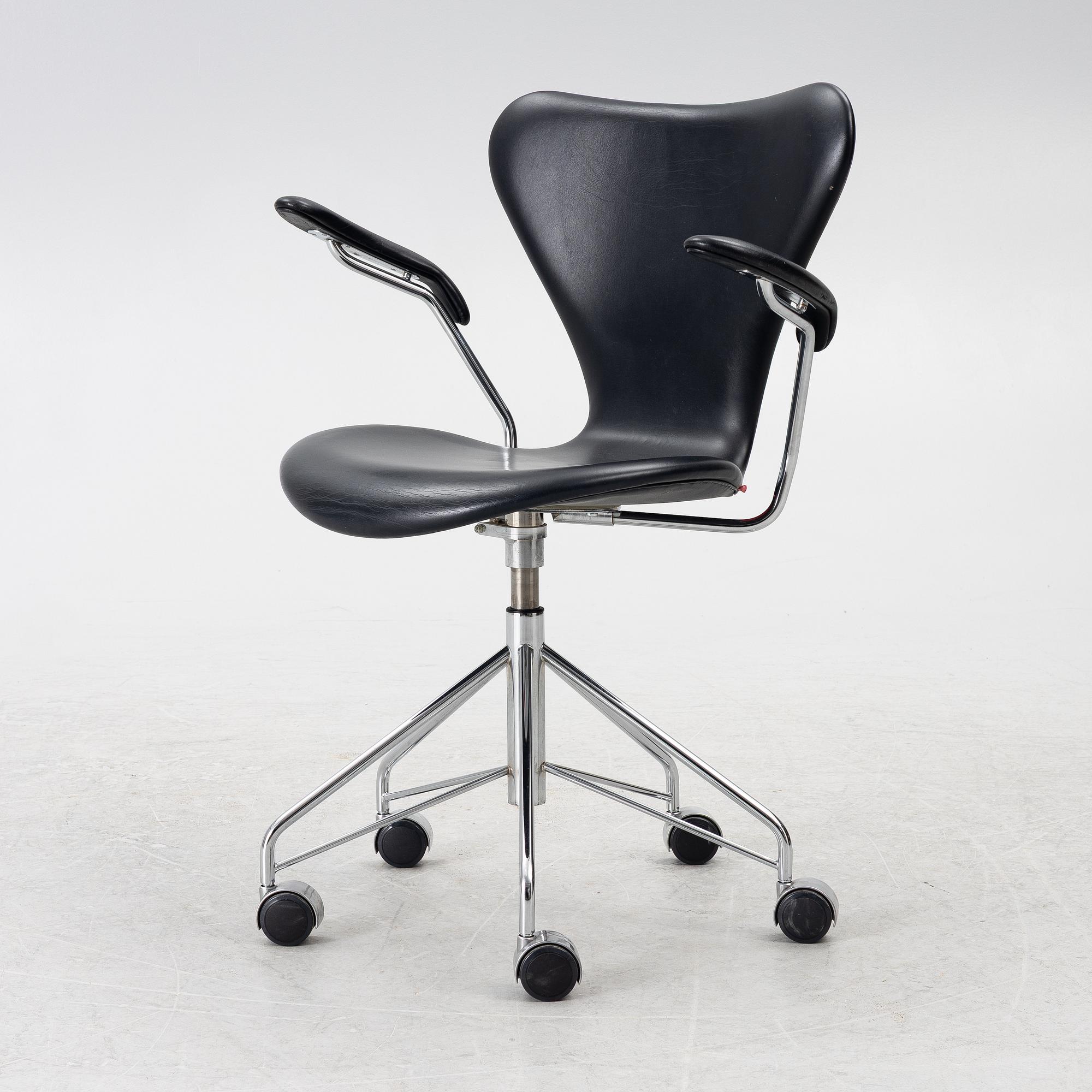 Arne Jacobsen, office swivel chair, '3217', Republic of Fritz Hansen.