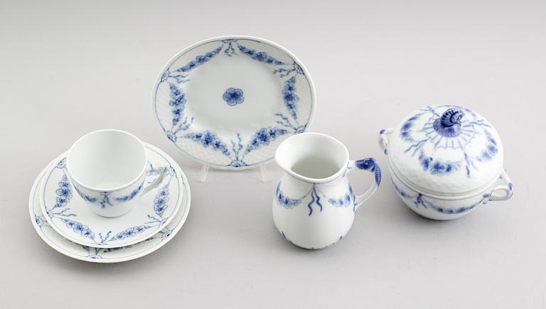 SERVISPORSLIN, 30 delar, Bing & Gröndahl, Danmark, 1900-talets första hälft.
