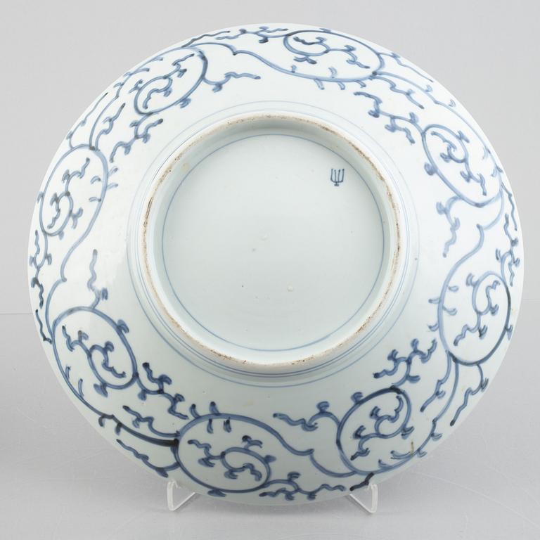Skålar, två stycken, samt fat, porslin. Japan, Meiji (1898-1912).