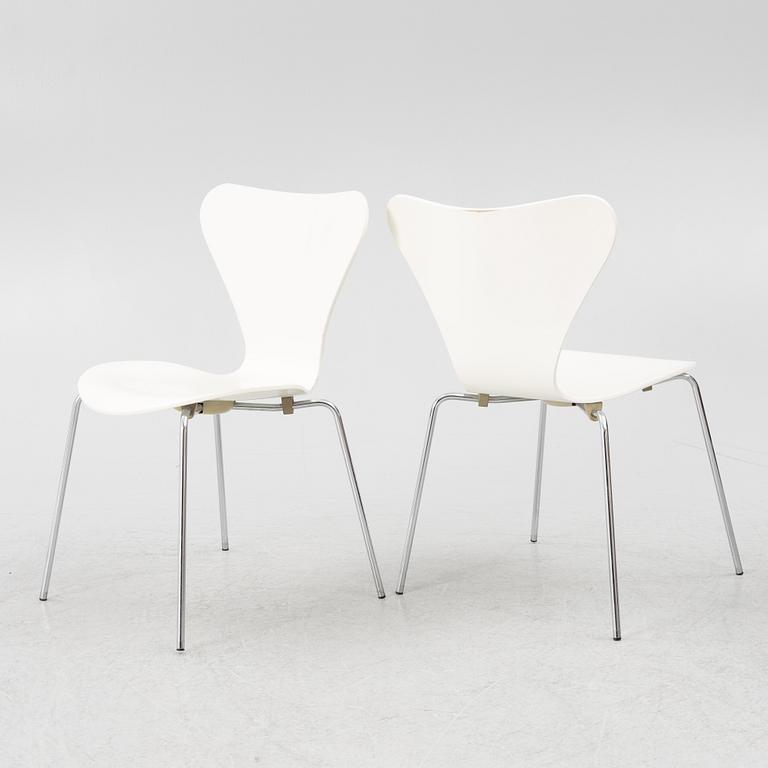Arne Jacobsen,  a set of 4 chairs "Sjuan", Fritz Hansen, Denmark, 2000.