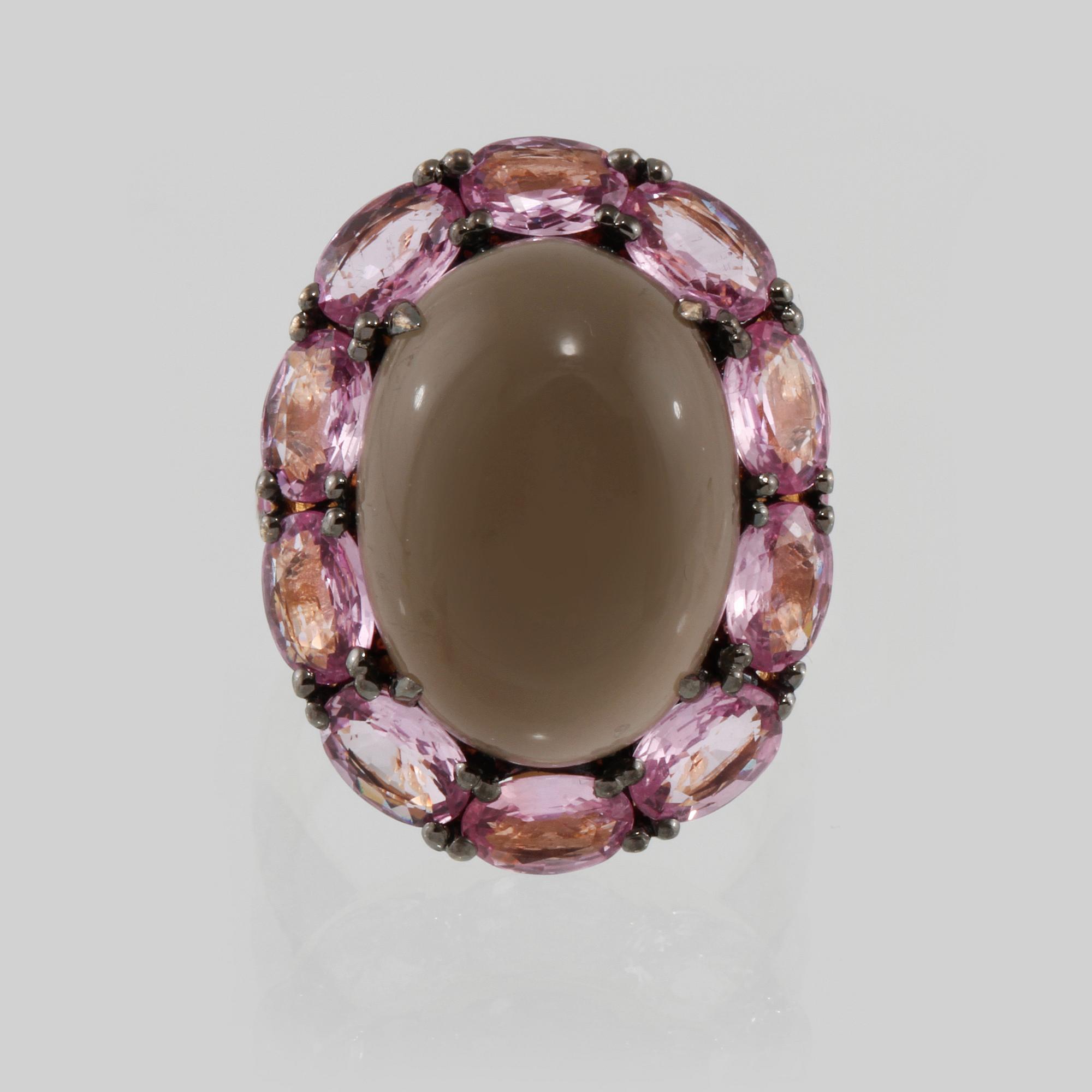 RING, 18K guld med cabochonslipad månsten, fasettslipade rosa safirer 4.41 ct samt rubiner 0.44 ct. Vikt 9,4 gram.