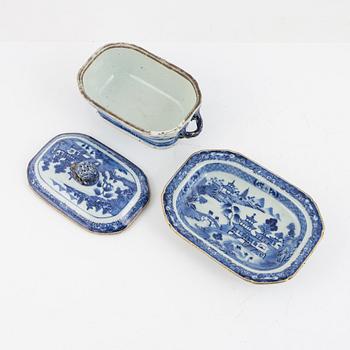 Smörterrin med lock och fat, porslin, Kina, Qingdynastin, Qianlong (1736-95).