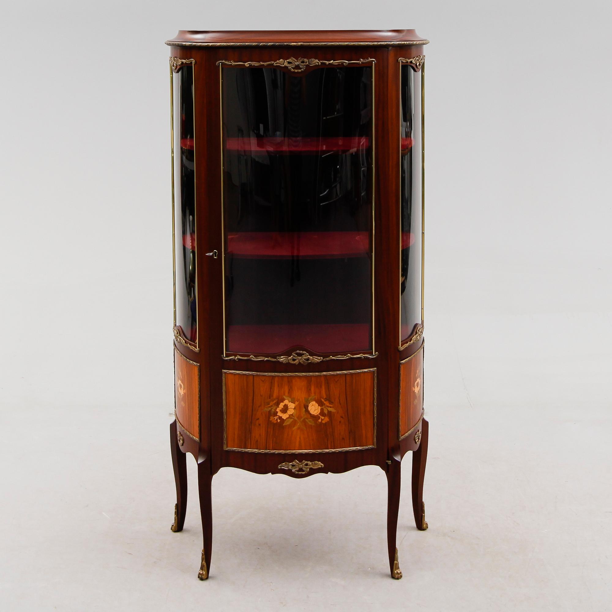 VITRINSKÅP, rokokostil, 1900-talets andra hälft.