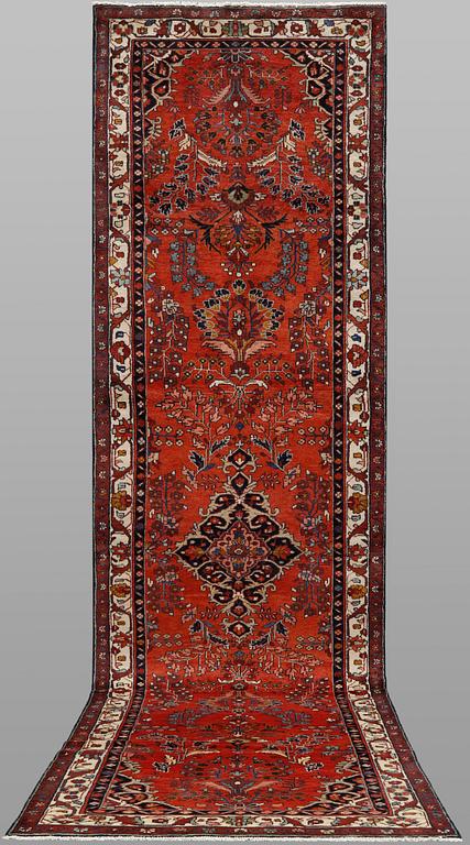 A Hamadan runner, approx. 432 x 120 cm.