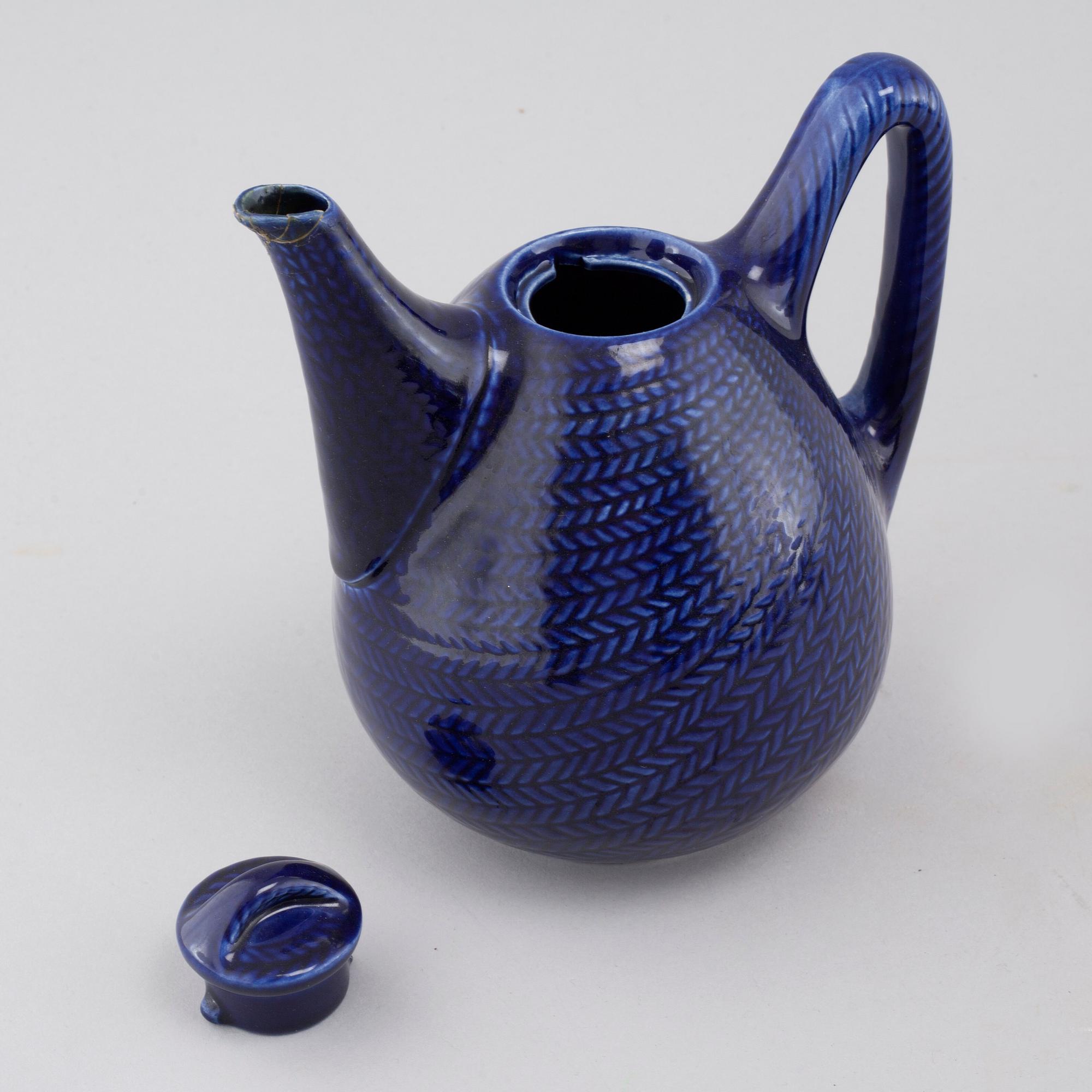 34 pieces of porcelain tableware by Hertha Bengtson for Rörstrand, model "Blå eld", second half of the 20th century.