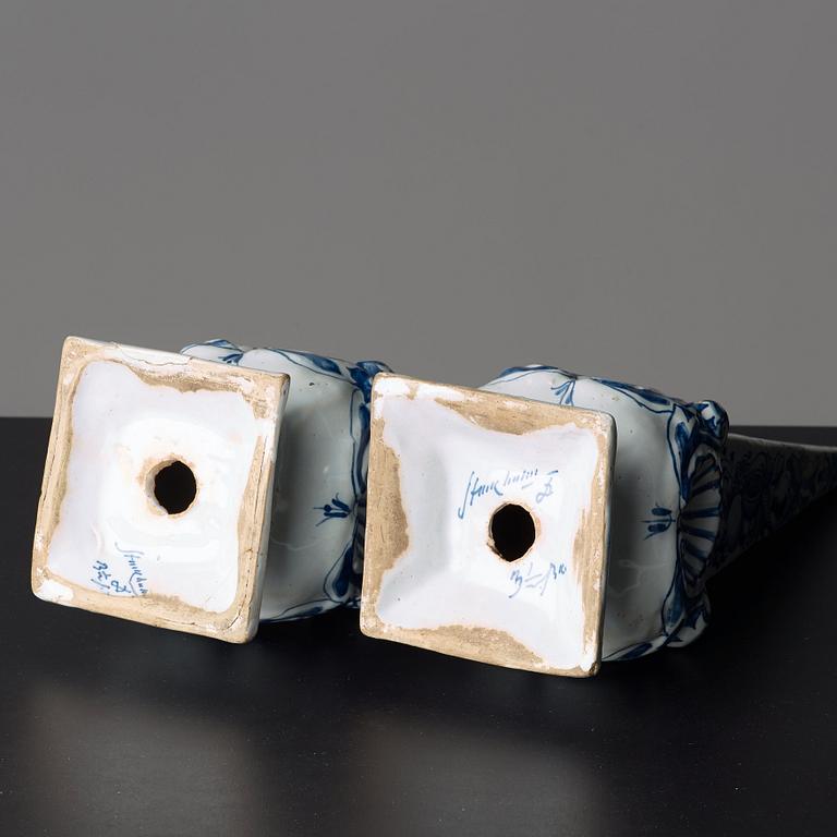 OBELISKER, ett par, fajans. Rörstrand märkta Stockholm, 1700-tal.