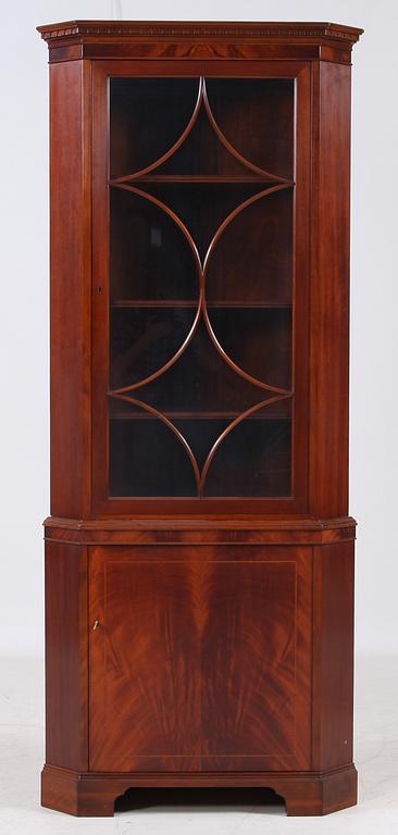 HÖRNSKÅP, engelsk stil, 1900-tal.