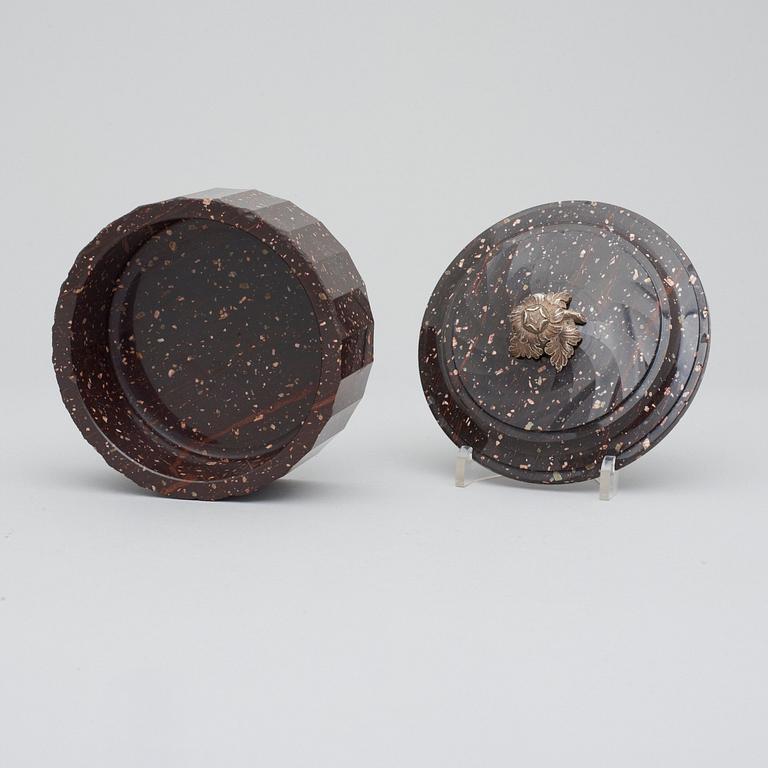 SMÖRASK MED LOCK. Älvdalen, 1800-talets början. Empire.