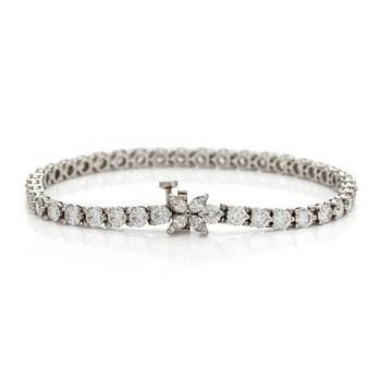 Tiffany & Co, "Victoria" tennisarmband, platina och briljant- samt marquisslipade diamanter.