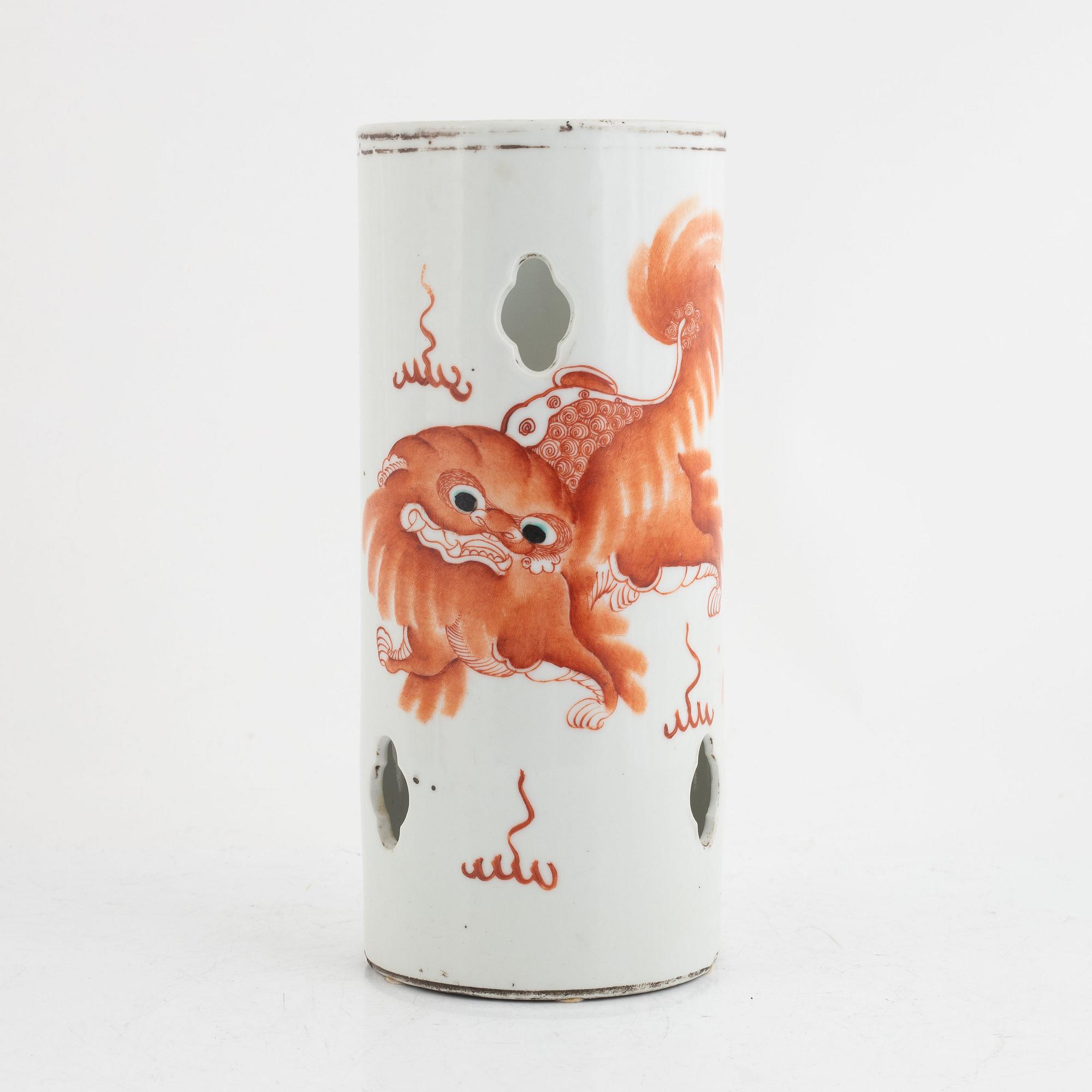 A Chinese porcelain hat stand, early 20th century.