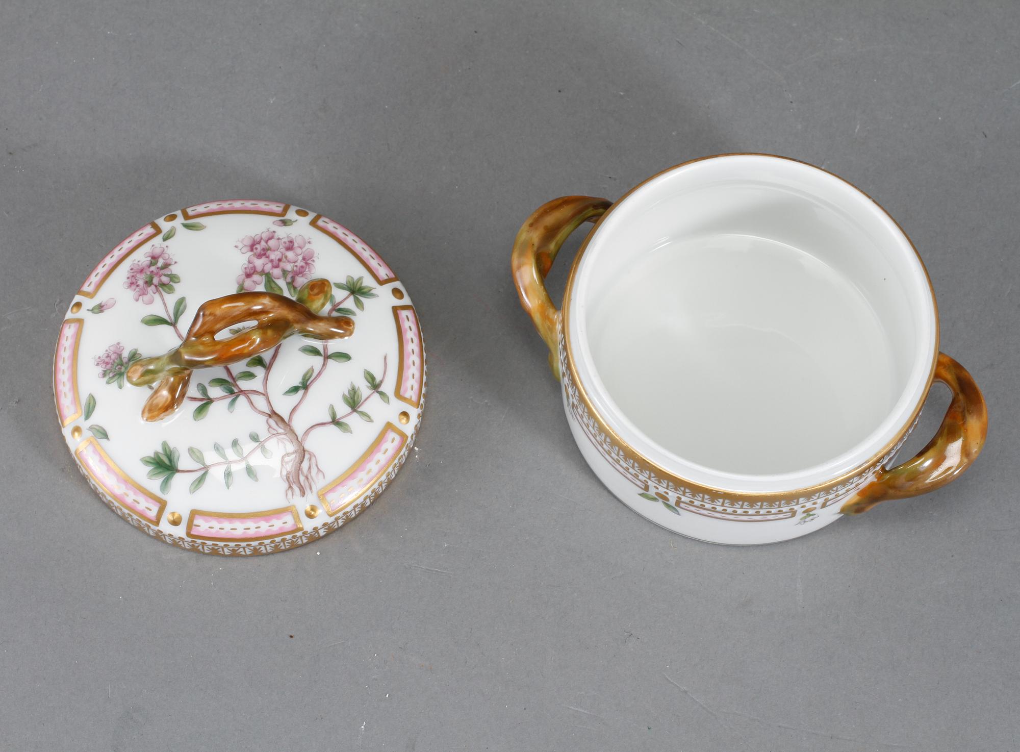 LOCKASK, porslin, "Flora Danica", Royal Copenhagen, omkring 1900-talets mitt.