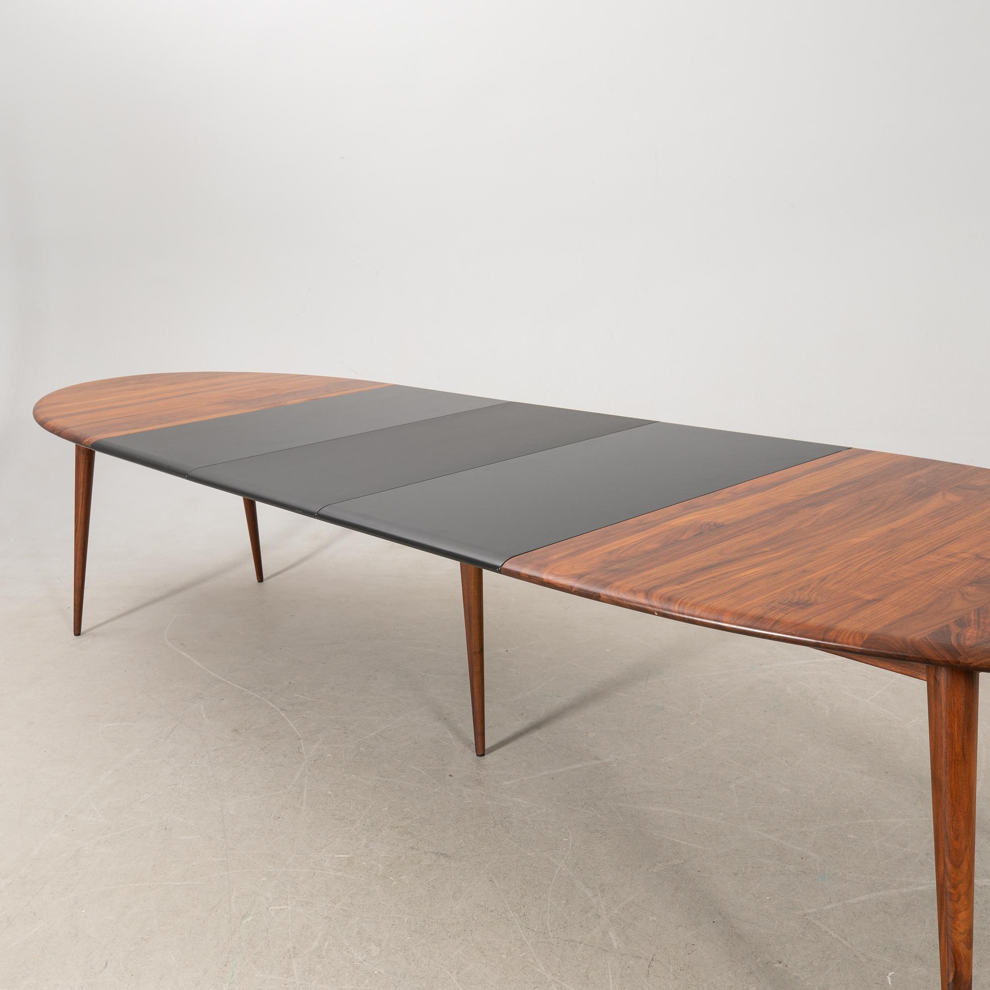 Nissen & Gehl, dining table, "Naver point" model 9942, period piece.