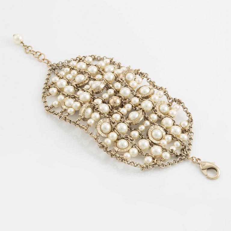 Chanel, A pearl and strass CC bracelet, 2020.
