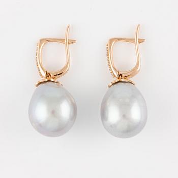 Earrings with cultured freshwater pearls and brilliant-cut diamonds.