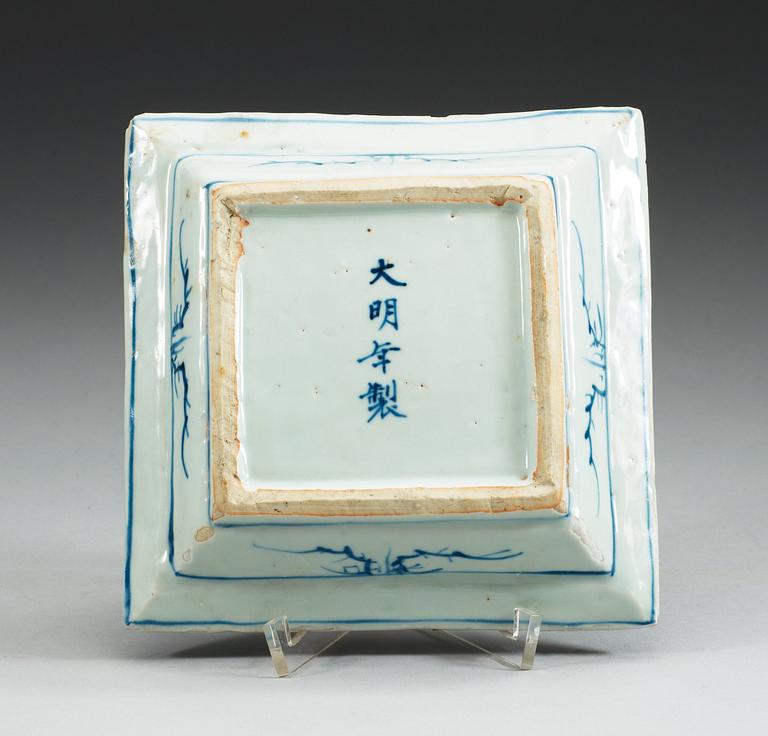 A blue and white Transitional dish, mid 17th Century.