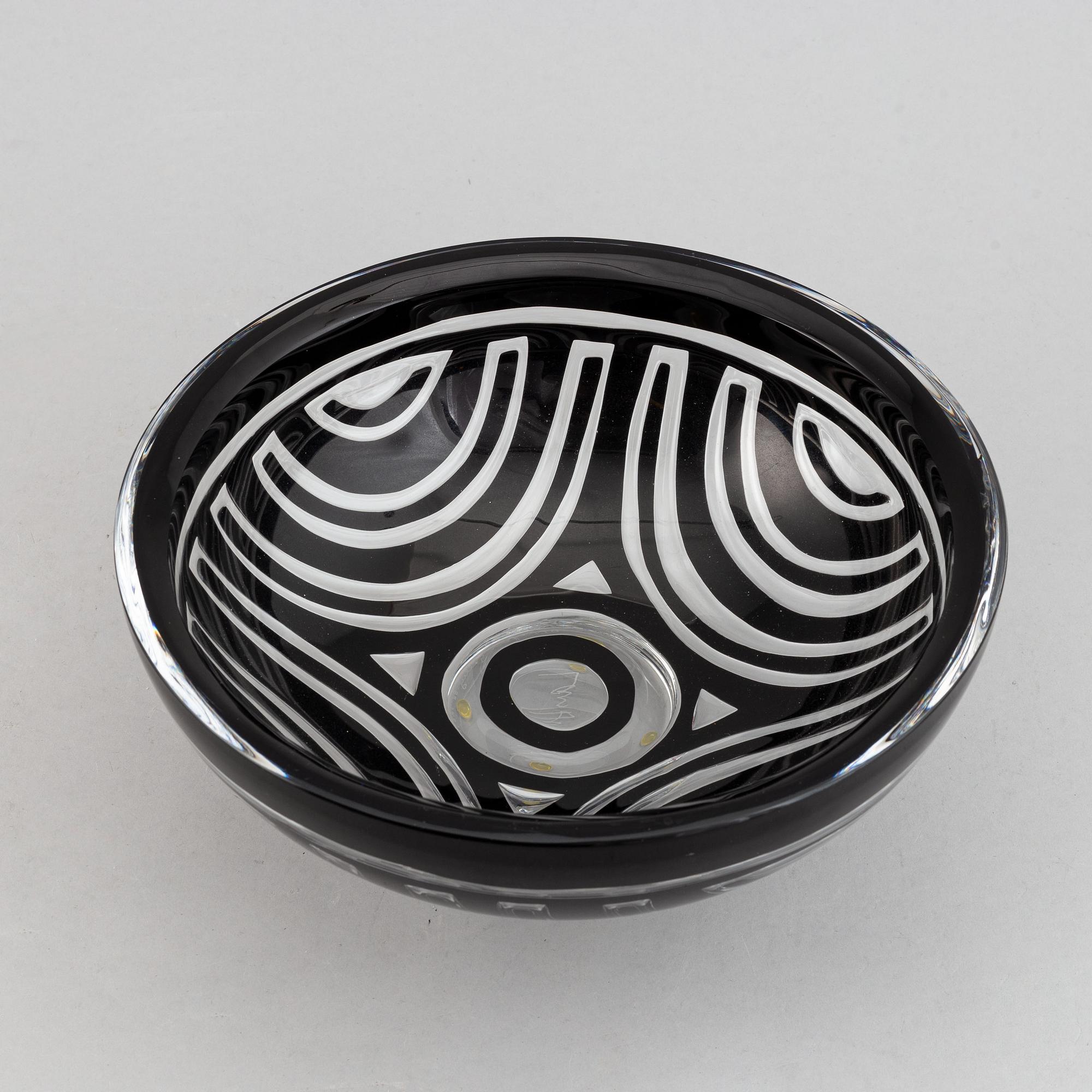 Lars Hellsten, a glass bowl, Orrefors Gallery, 1988.