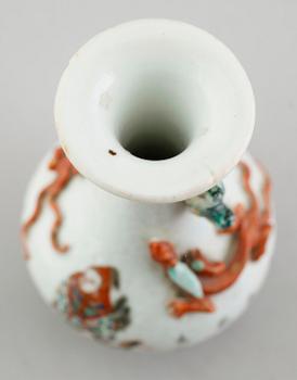 A famille rose dragon vase. Qing dynasty 19th century.