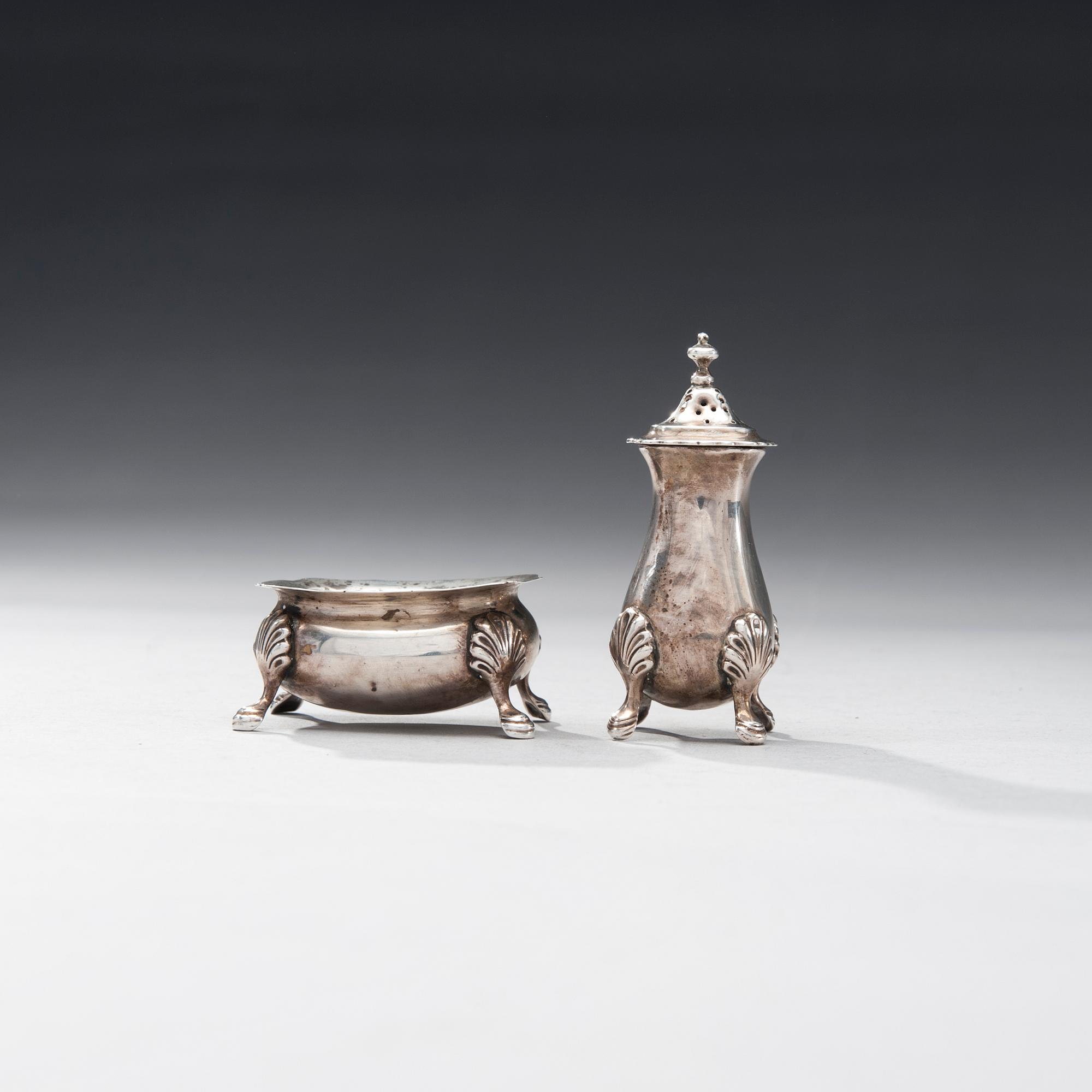SALTKAR OCH PEPPARSTRÖARE, sterling silver, London, 1923. Tot. vikt 81,3 g.