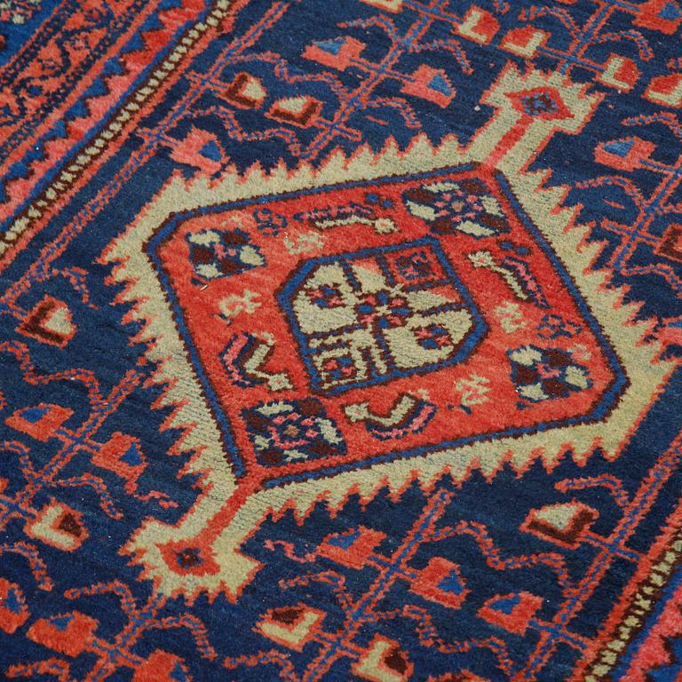 Matto, semi-antique West persian, ca 202 x 108 cm.