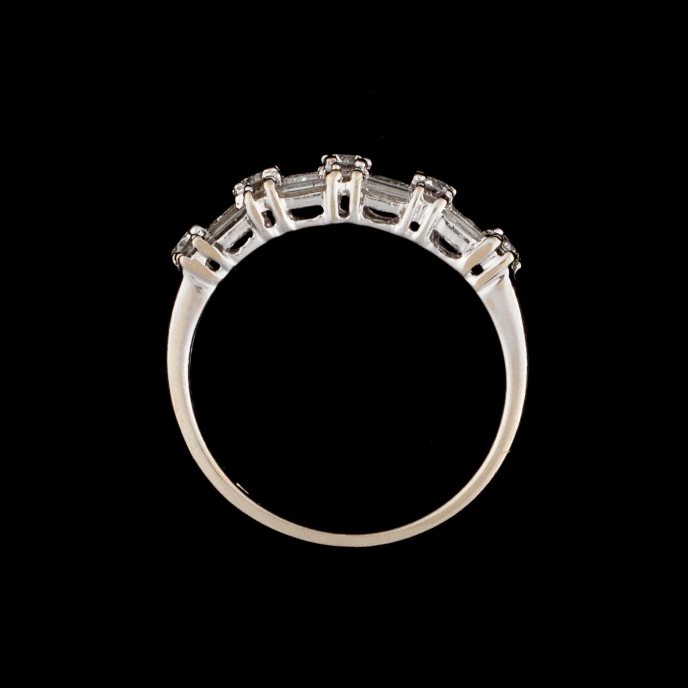 RING, 14K vitguld, briljant- baguette- och prinsesslipade diamanter. Vikt ca 3,8 g.