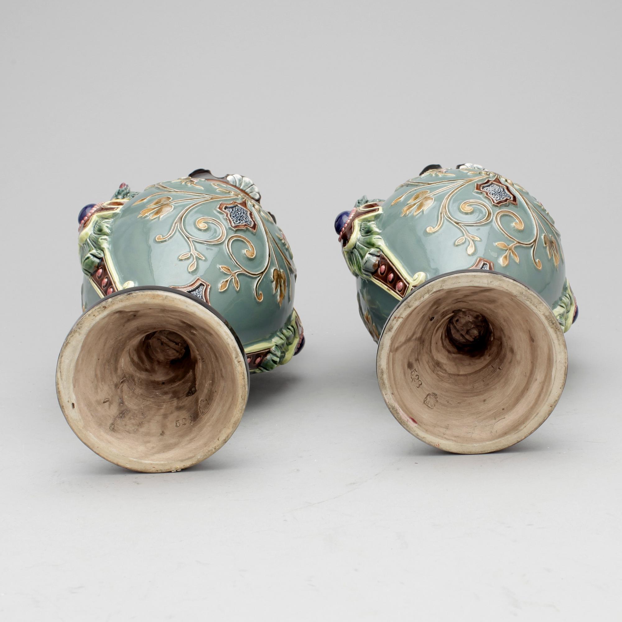 URNOR, ett par, majolika, omkring 1900.