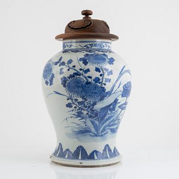 A Chinese blue and white porcelain urn with wooden cover, Qing dynasty, 19th century.