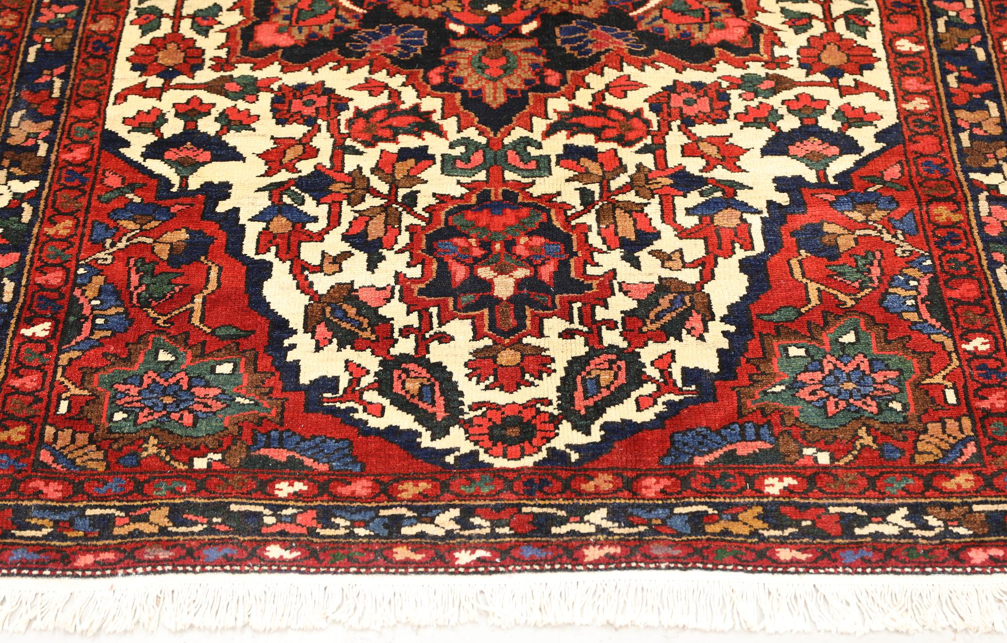 A semi-antique Bakhtiari carpet, approx. 201 x 133 cm.
