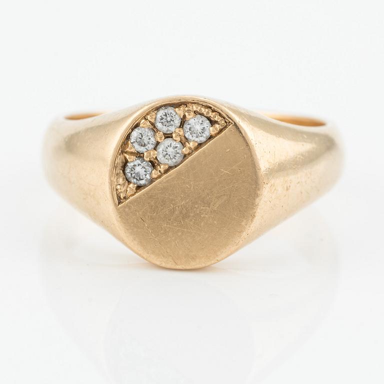 Ring, signet ring, 18K gold with brilliant-cut diamonds.
