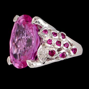 RING, sterlingsilver, rosa topas ca 25.00 ct, vita safirer tot ca 0.15 ct.