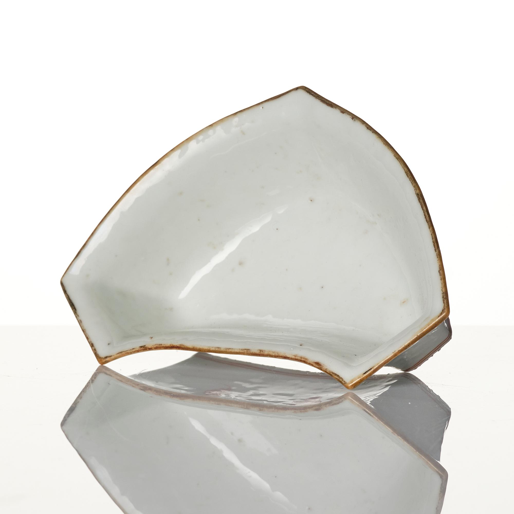 A Chinese famlle rose porcelain bowl, late Qing dynasty.