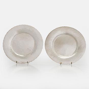Tapio Wirkkala, Lautasia, 2 kpl, hopeaa, TW 140, Kultakeskus, Hämeenlinna 1975 ja 1979.