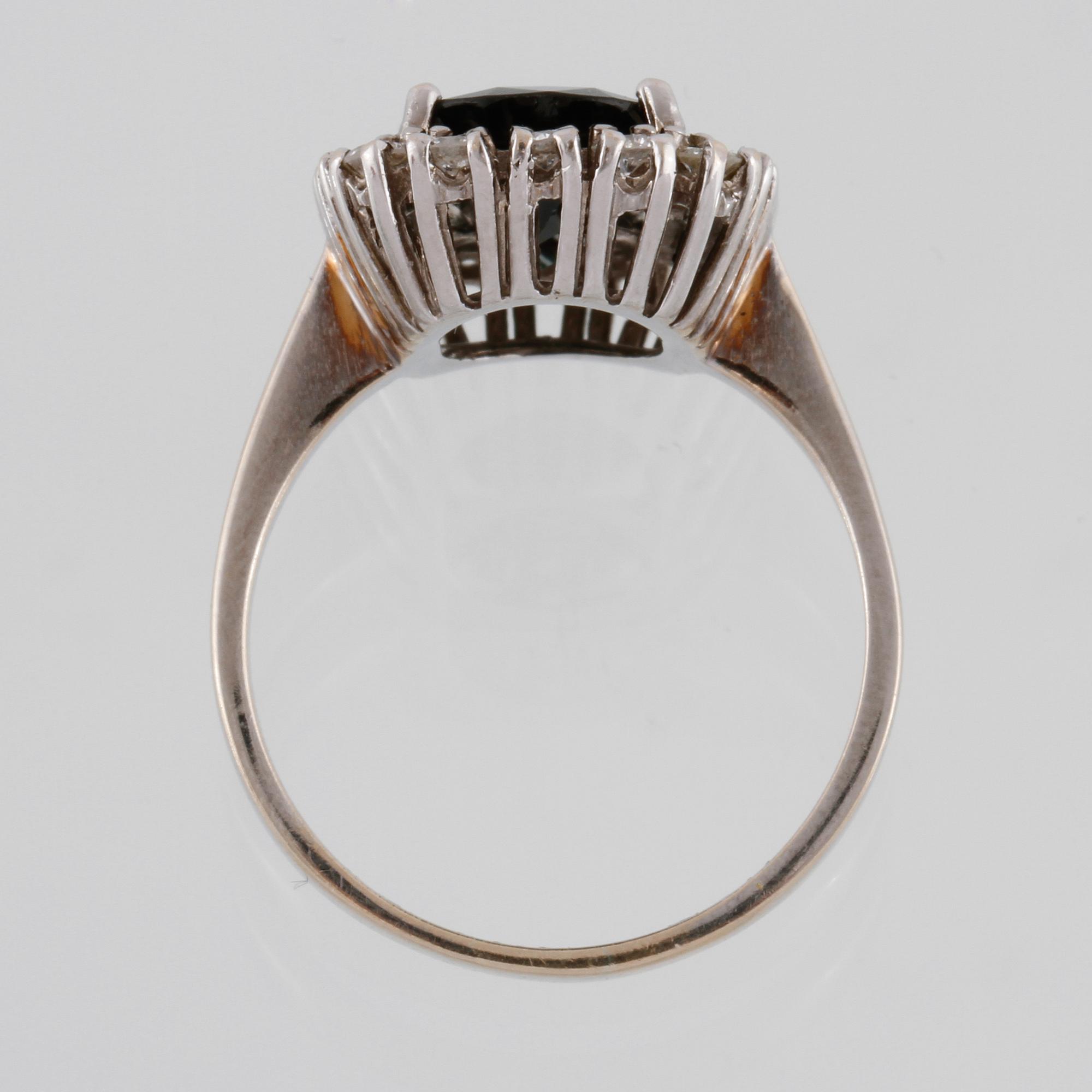RING, 18K vitguld med fasettslipad blå safir samt briljantslipade diamanter 0.56 ct, importstämplad. Vikt 6,2 gram.