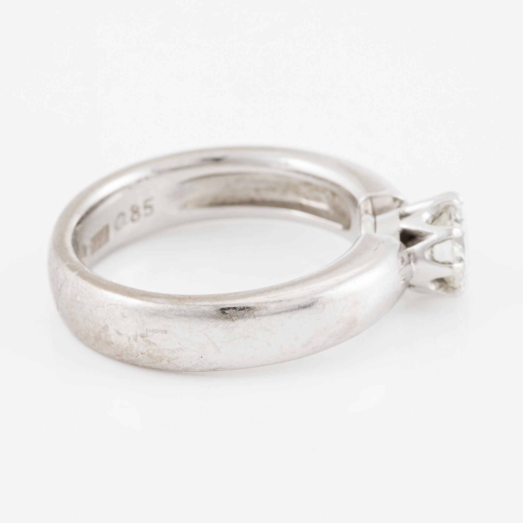 Ring, 18K white gold with brilliant-cut 0.85 ct.