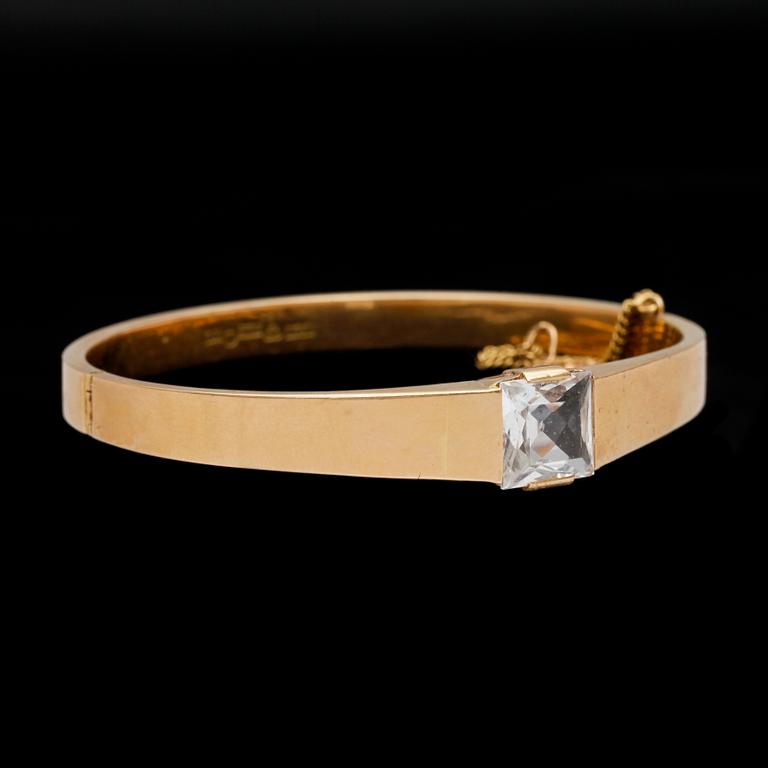 ARMBAND, 18k guld med vit fasettslipad vit sten. Niklas Ohlsson, Växjö 1952, Vikt 21,5 g.