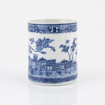 Mugg, kompaniporslin. Kina, Qingdynastin, Qianlong (1736-95).