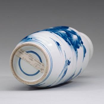 A blue and white Roleau vase, late Qing dynasty.