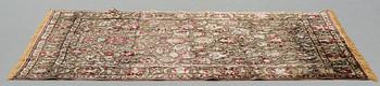 Matta, antik silke metallbroscherad Keshan, sannolikt omkring 1910, ca 200-202,5 x 129-131 cm.