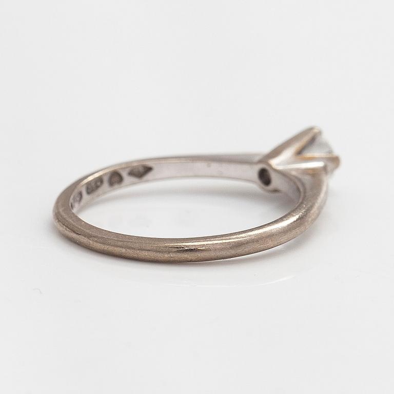 A. Tillander, sormus, 18K kultaa ja briljanttihiottu timantti, Helsinki 1973.