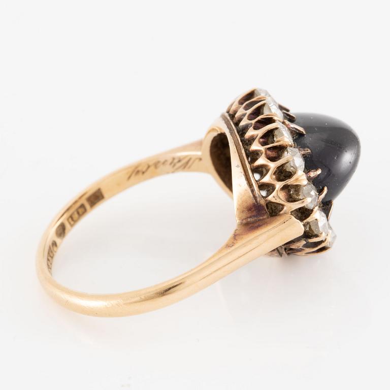 Ring 18K guld med cabochonslipad safir och gammalslipade diamanter.