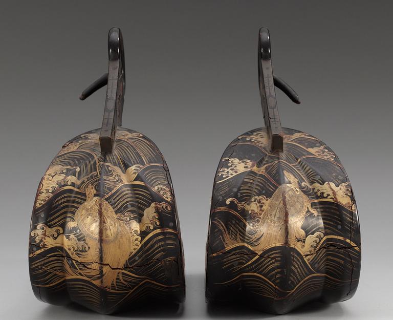 A pair of Japanese lacquered stirrups, Edo period (1603-1868). Signed.