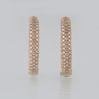 ÖRHÄNGEN, 18K guld med 300 briljantslipade diamanter 3.01 ct. Vikt 11,1 gram.