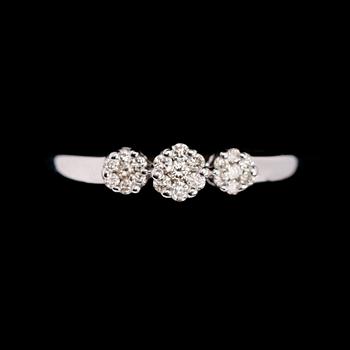 RING, 18 k vitguld, briljantslipade diamanter totalt 0.30 ct.  Total vikt ca 3,3 gram.