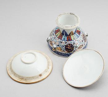 LOCKSKÅL PÅ FOT, med insats, porslin, Kina, sannolikt 1800-talets första hälft.