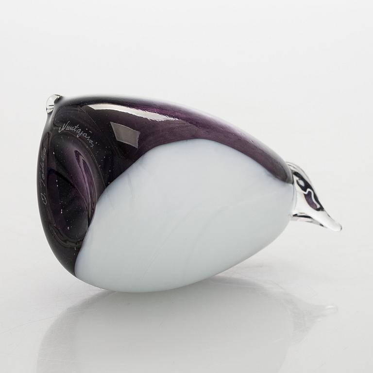 Oiva Toikka, a 'Penguin' glass bird, signed O. Toikka Nuutajärvi.