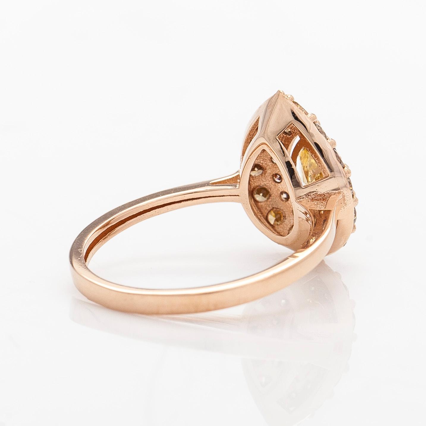 A 14K rose gold ring, with a pear- and brilliant-cut diamonds total ca 1.25 ct.